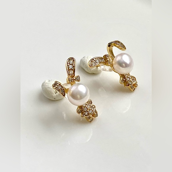 E137-Handmade White Freshwater Pearl Bunny Earring - Picture 4 of 7